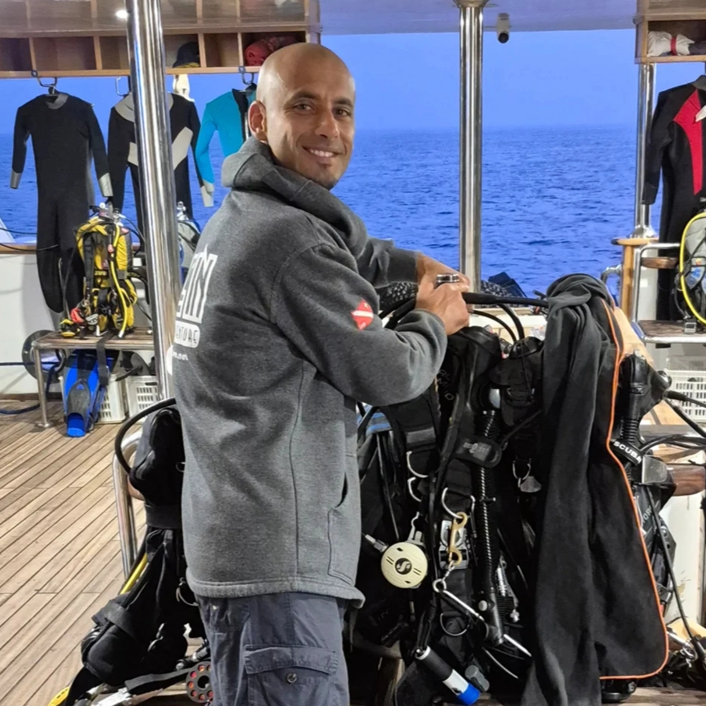 Ahmed beim Vorbereiten der Tauchausrüstung