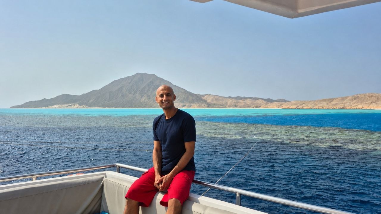 Ahmed auf dem Tauchboot vor Giftun Island
