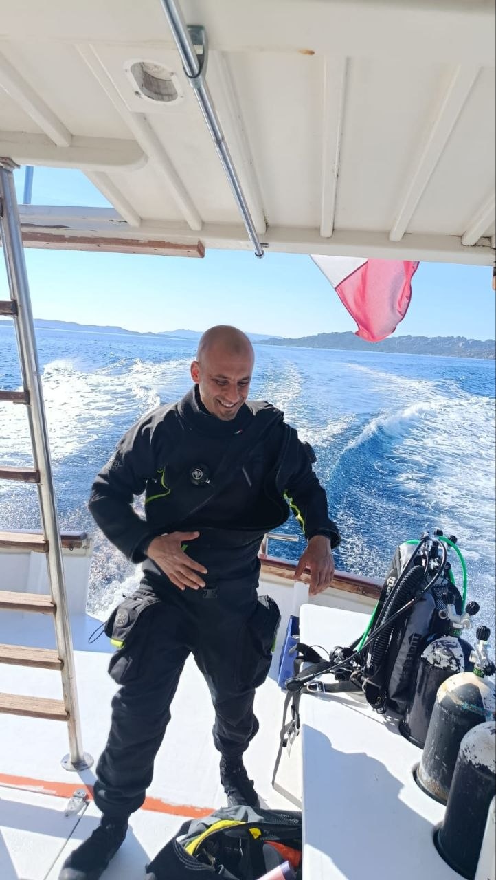 Ahmed im Trockentauchanzug an Bord vor Sardinien